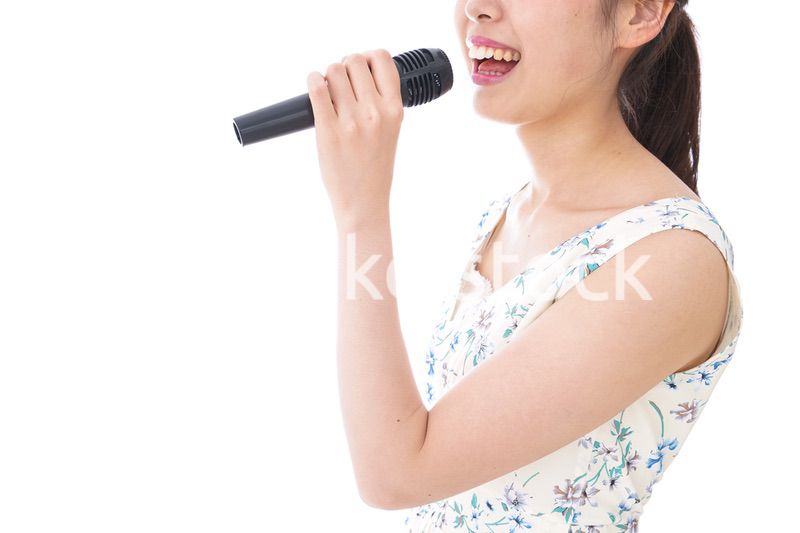 カラオケで歌う若い女性