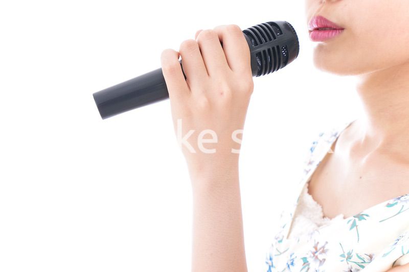 カラオケで歌を歌う若い女性