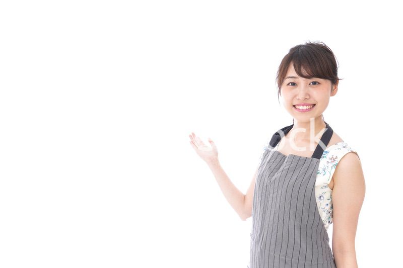 案内をするカフェスタッフ