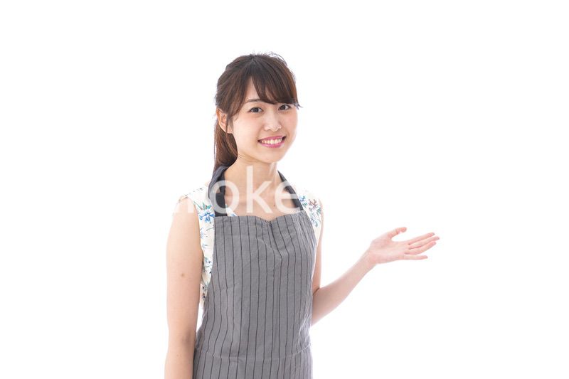 案内をするカフェスタッフ