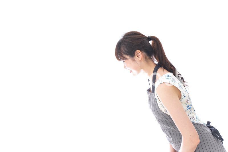 おじぎをするカフェの店員・おもてなし