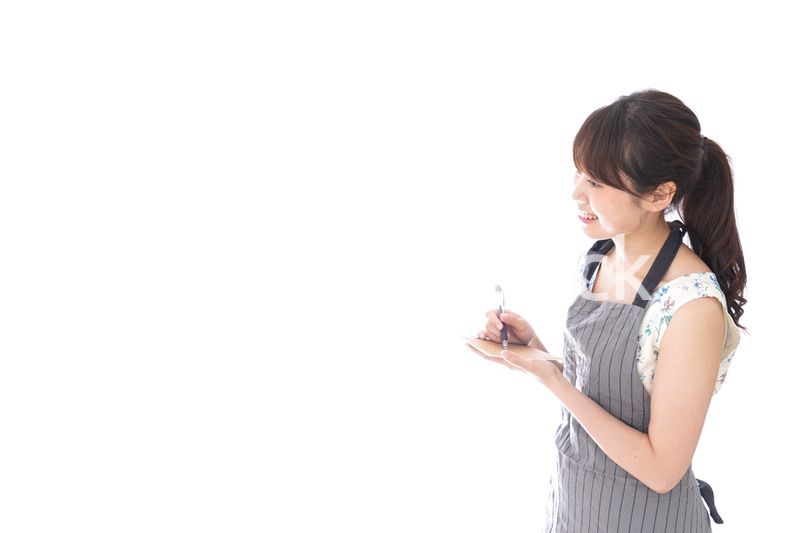 注文を取るカフェスタッフ