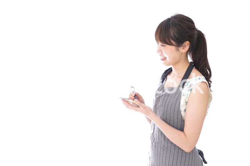 注文を取るカフェスタッフ