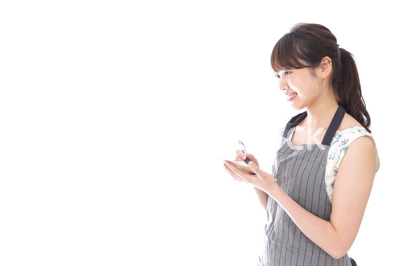 注文を取るカフェスタッフ
