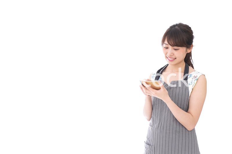 注文を取るカフェスタッフ