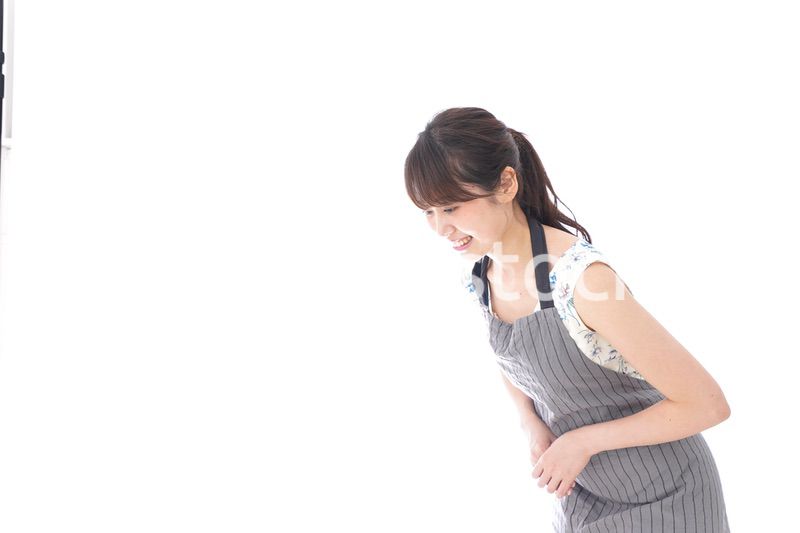 おじぎをするカフェの店員・おもてなし