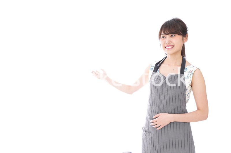 案内をするカフェスタッフ