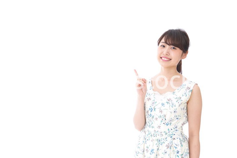 指をさす若い女性