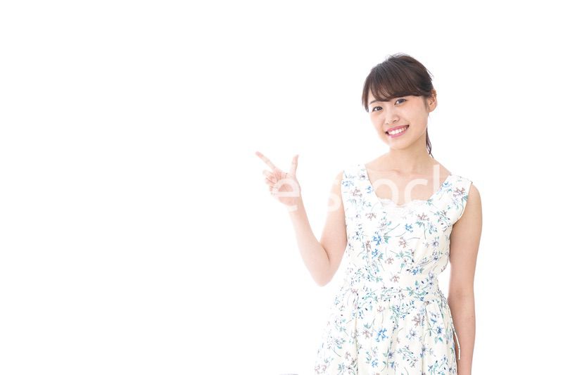 指をさす若い女性