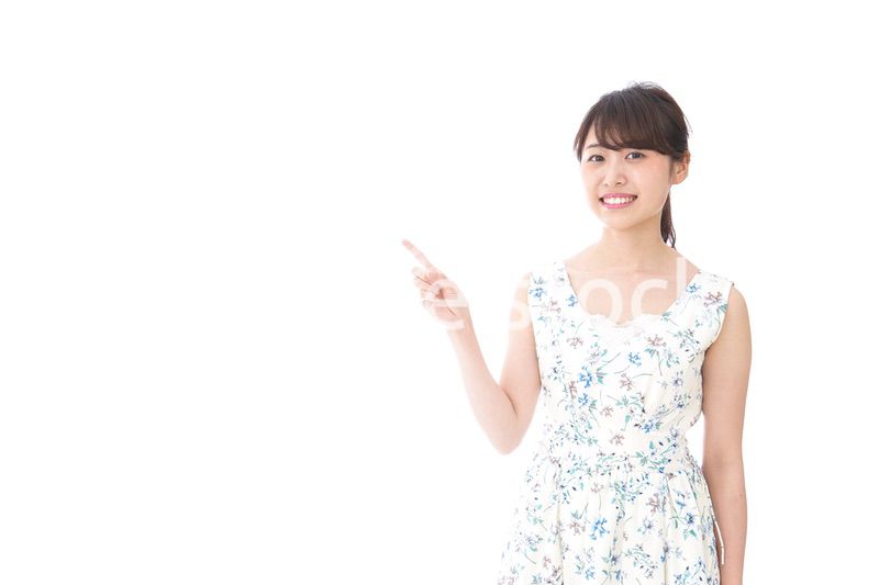 指をさす若い女性
