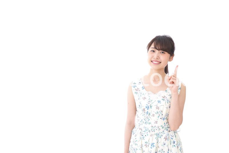 指をさす若い女性