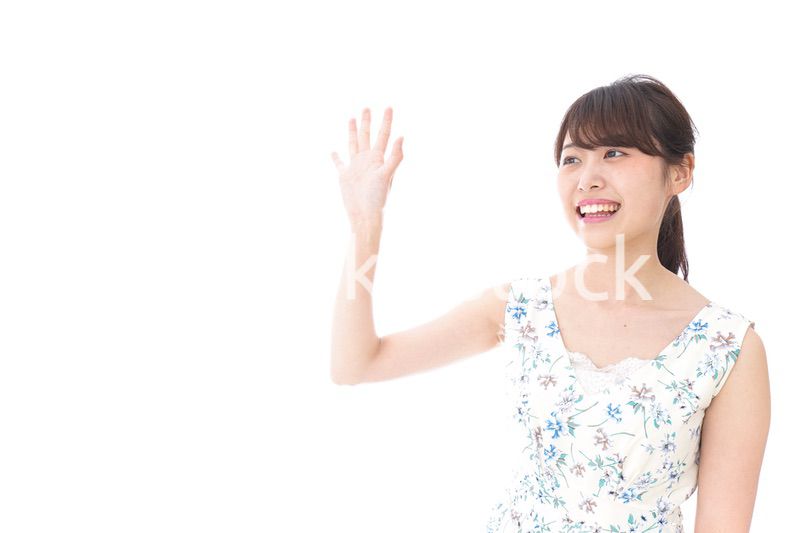 手を振る女性
