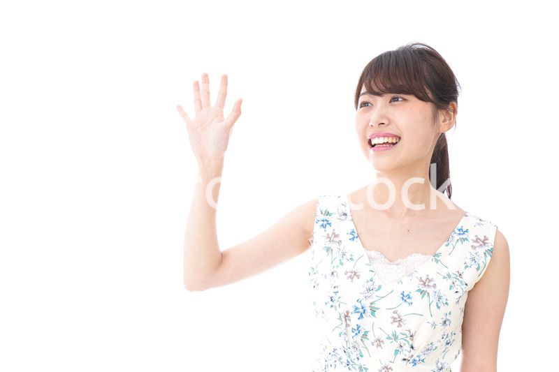 手を振る女性