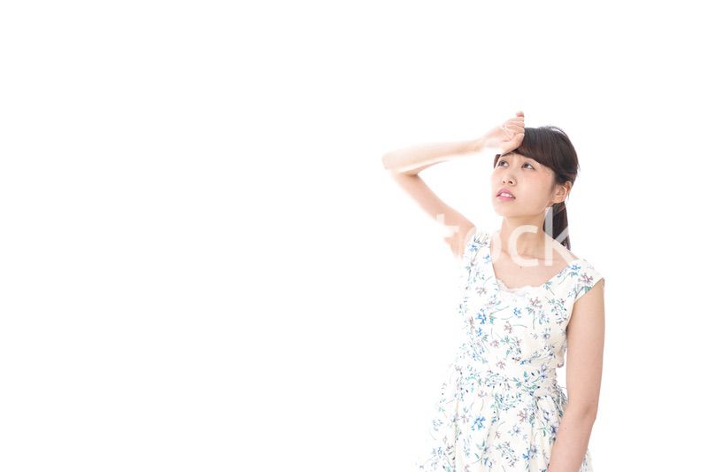 猛暑に苦しむ若い女性