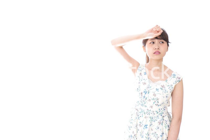 夏バテをする若い女性