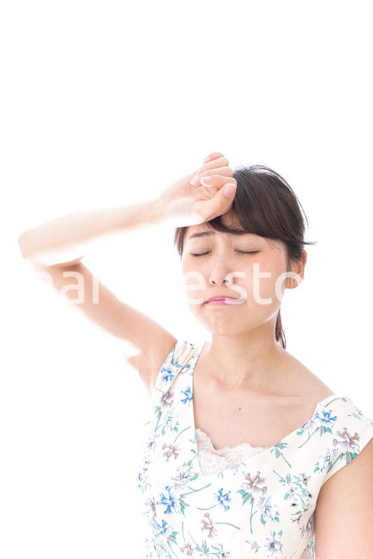 夏バテをする若い女性