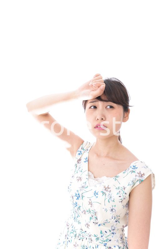 夏バテをする若い女性