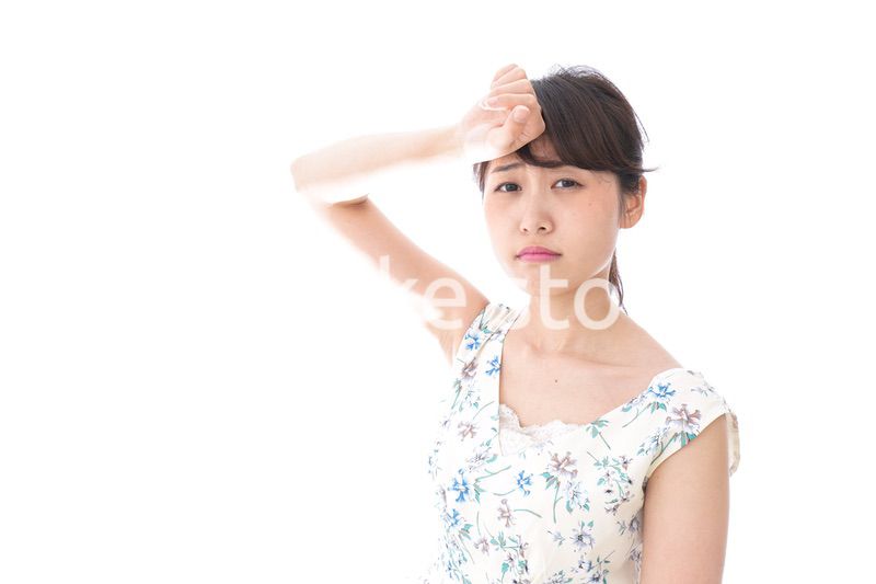夏バテをする若い女性