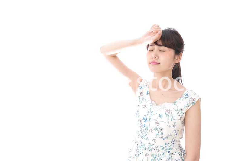 夏バテをする若い女性