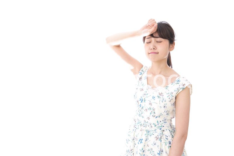夏バテをする若い女性