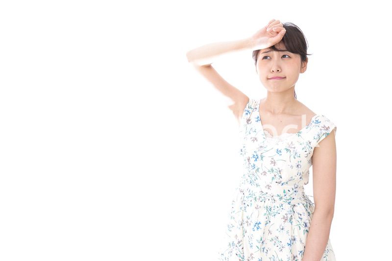 夏バテをする若い女性