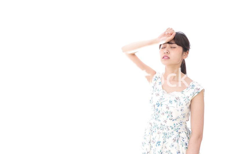夏バテをする若い女性