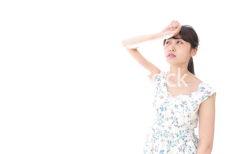 夏バテをする若い女性