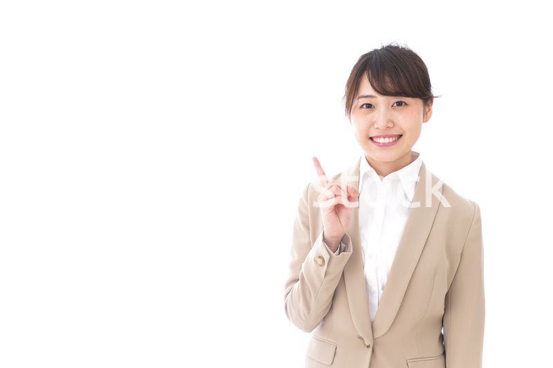 指を指す若いビジネスウーマン