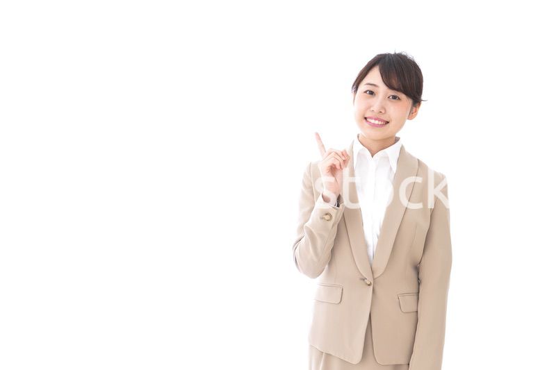 指を指す若いビジネスウーマン