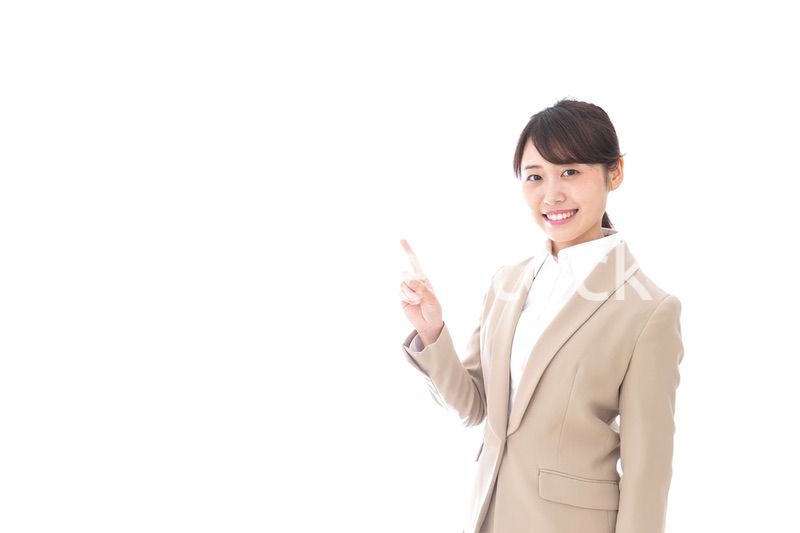 指を指す若いビジネスウーマン