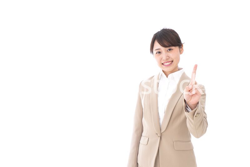 指を指す若いビジネスウーマン
