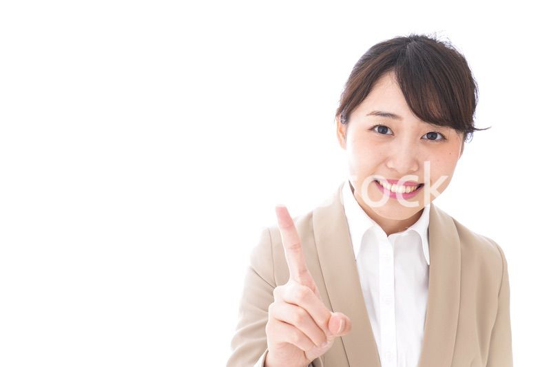 指を指す若いビジネスウーマン