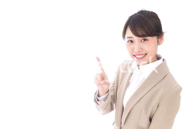 指を指す若いビジネスウーマン