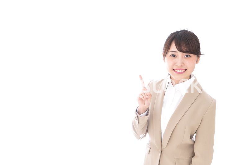 指を指す若いビジネスウーマン