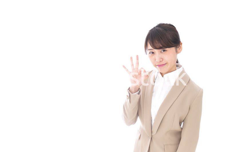 OKサインをする若いビジネスウーマン
