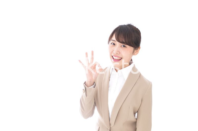 OKサインをする若いビジネスウーマン