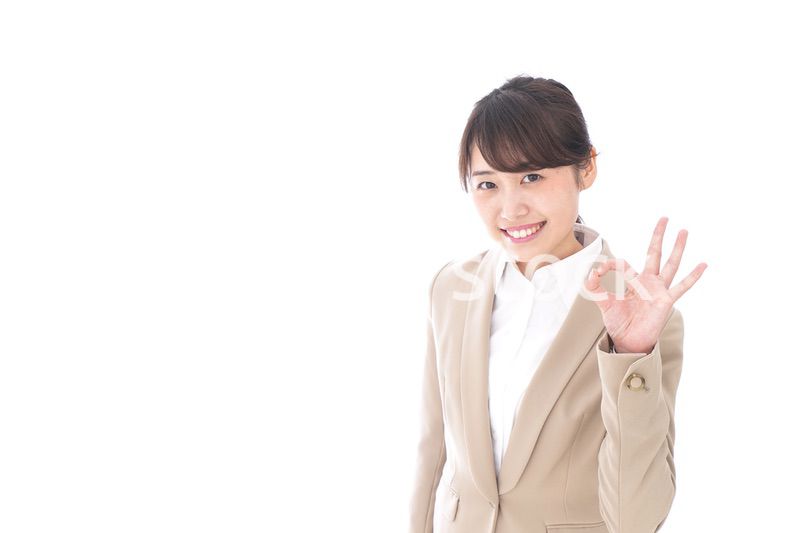 OKサインをする若いビジネスウーマン