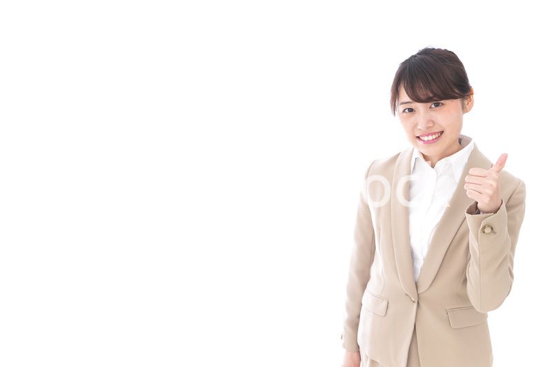 グッドサインをするビジネスウーマン