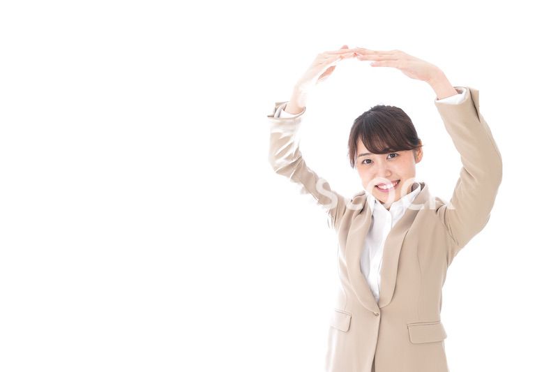 マルサインをするビジネスウーマン