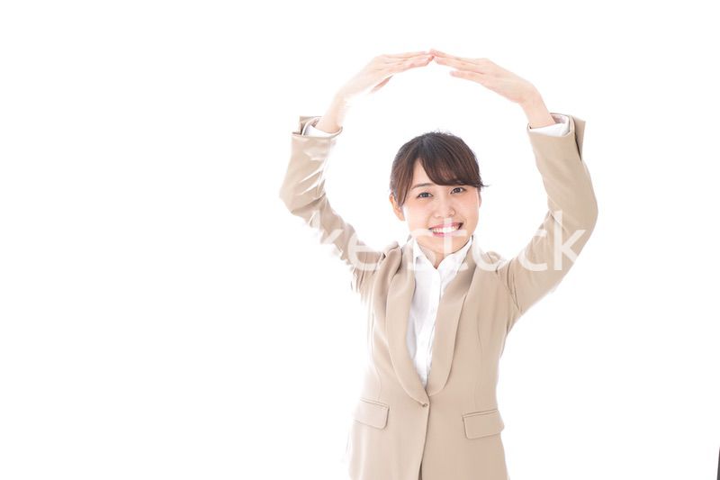 マルサインをするビジネスウーマン