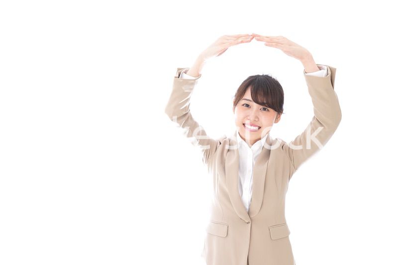 マルサインをするビジネスウーマン