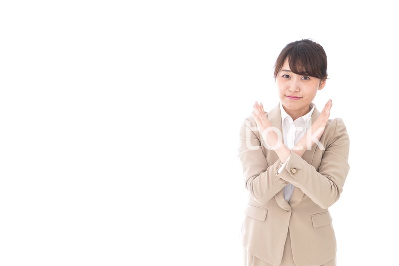 バツサインをするビジネスウーマン