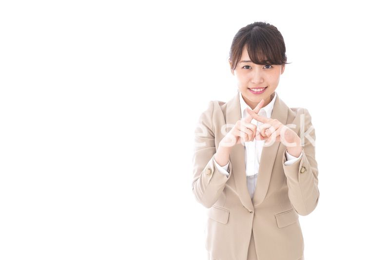 バツサインをするビジネスウーマン
