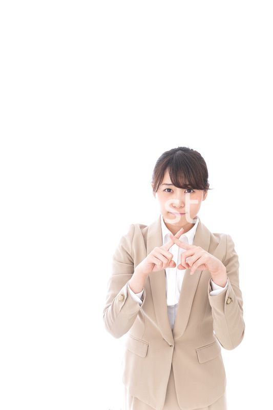 バツサインをするビジネスウーマン