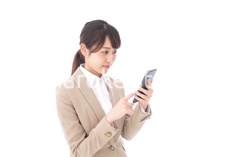 スマホを使うビジネスウーマン