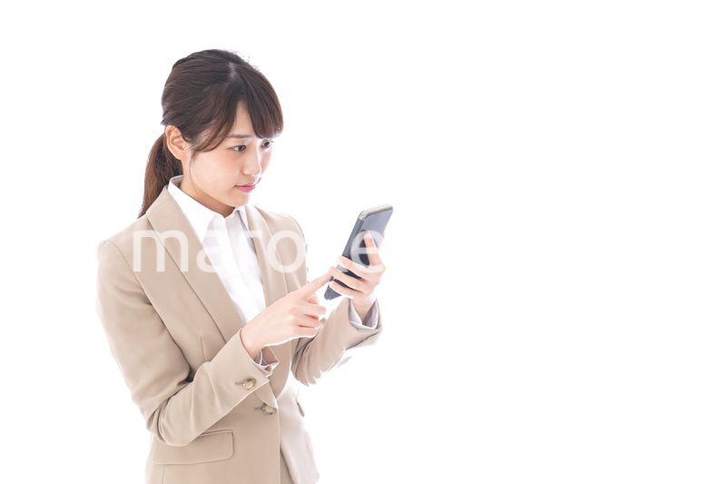 スマホアプリを使う若いビジネスウーマン