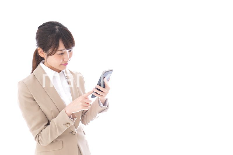 スマホアプリを使う若いビジネスウーマン