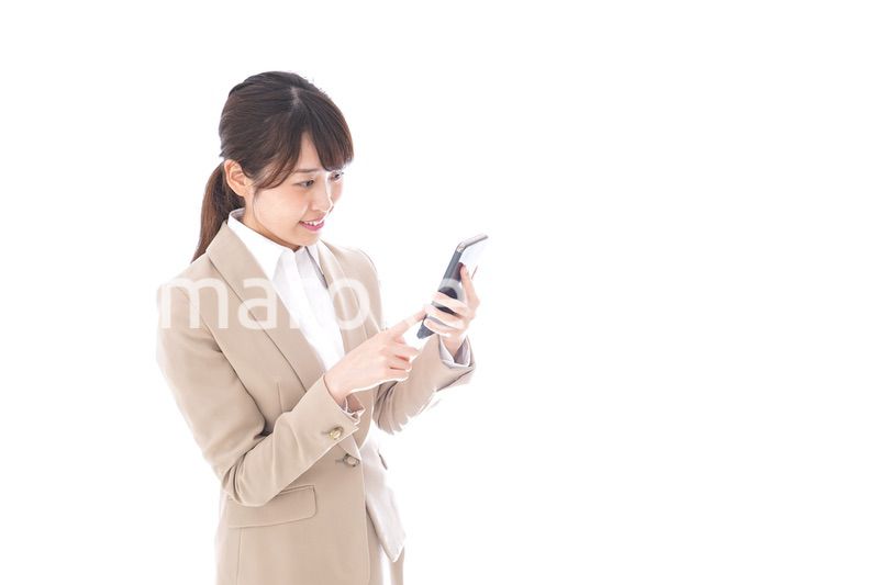 スマホアプリを使う若いビジネスウーマン