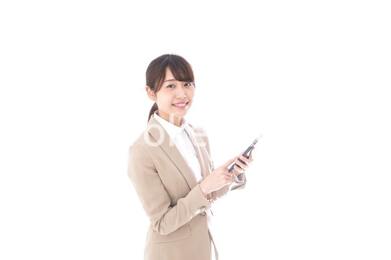 スマホを使うビジネスウーマン