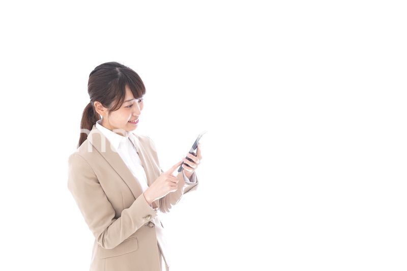 スマホを使うビジネスウーマン